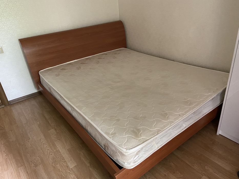 Продам кровать без матраса