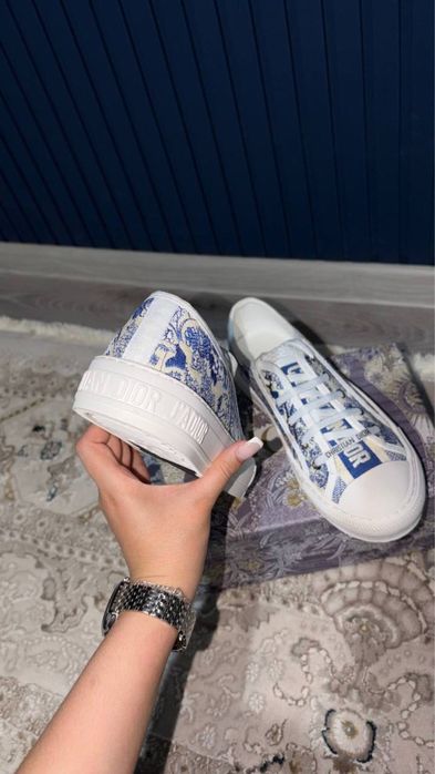 Dior krossovka yengi kichkina keldi