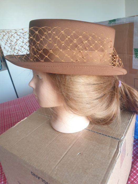 Palarie mica pentru călărit