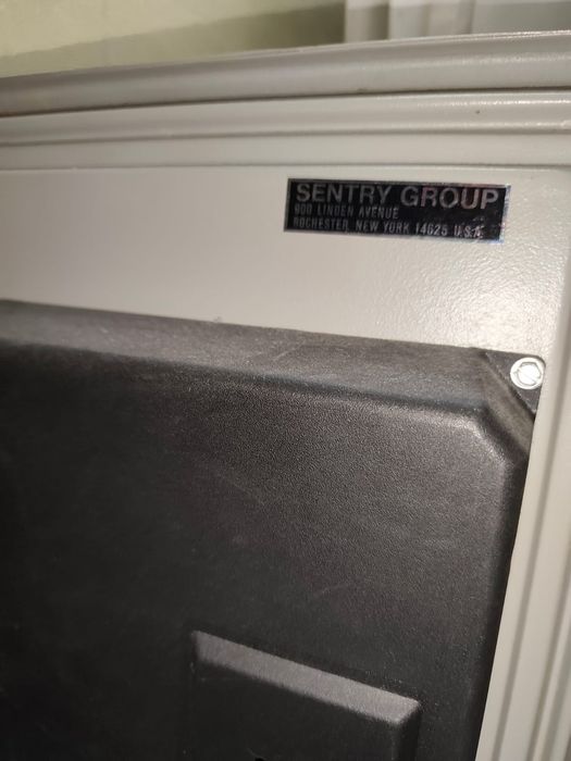 Маленький сейф. .