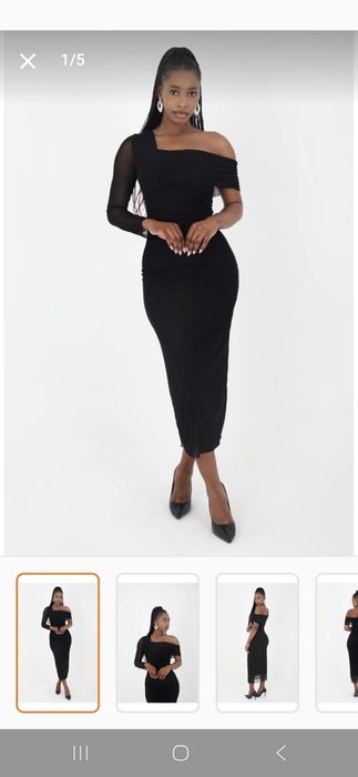 Вталена  рокля с асиметрични ръкави с тюл