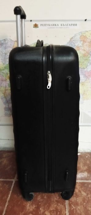 Куфар голям твърд с дръжка на колела