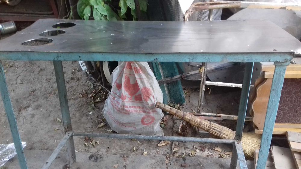 Продаются столики.