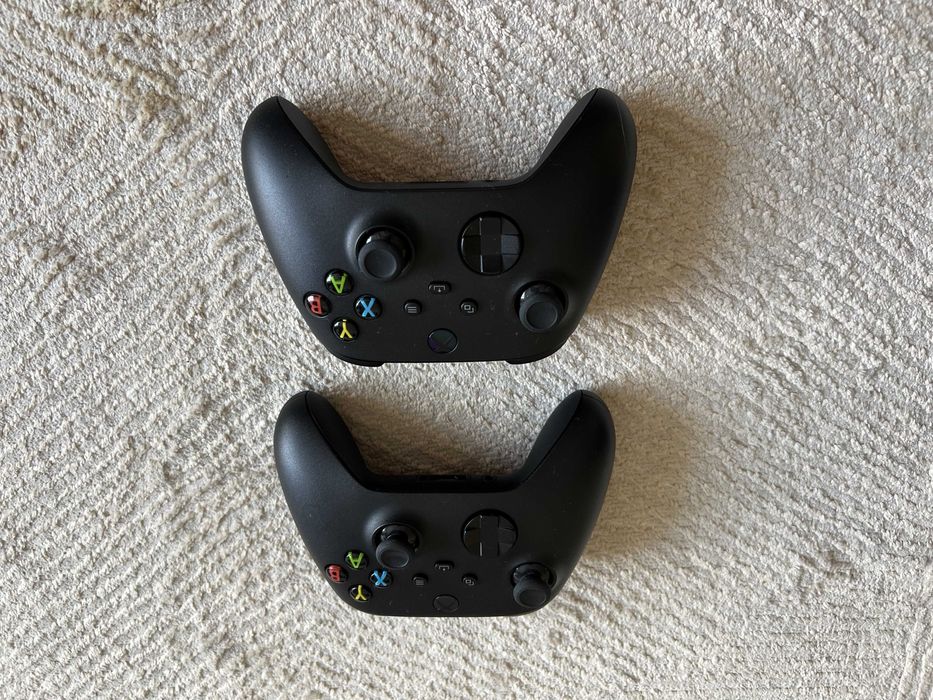 Xbox Series X с двумя геймпадами
