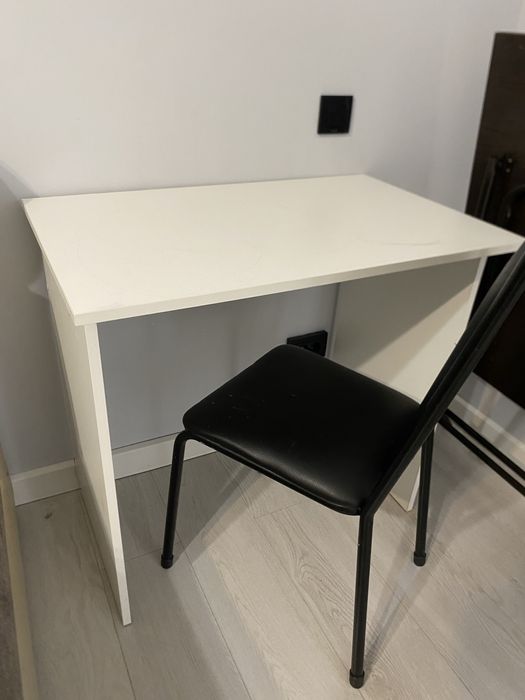 Стол письменный и стул