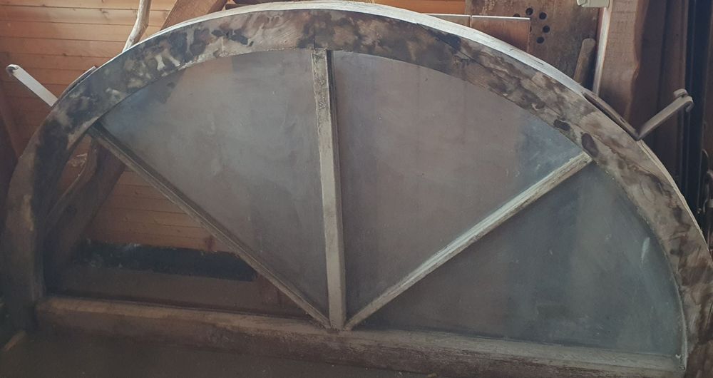 Fereastra arcada din stejar veche