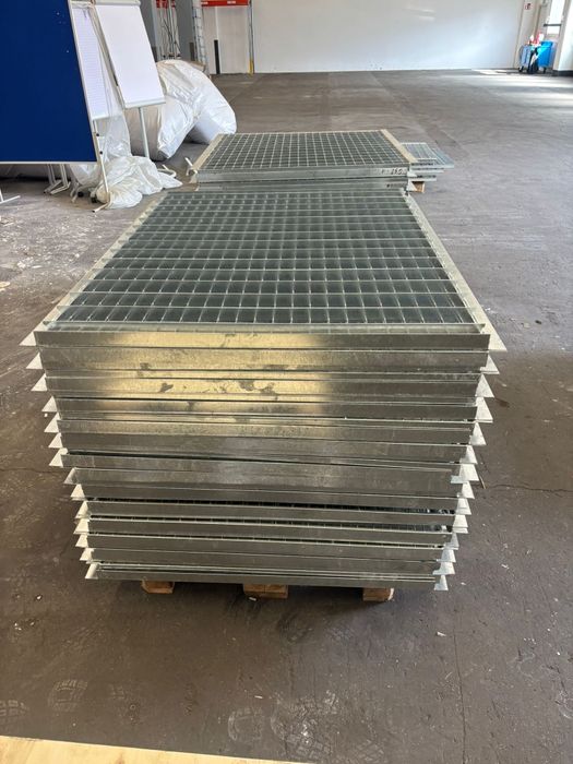 Gratare galvanizate noi, robuste și durabile, ideale pentru diverse aplicații în construcții sau amenajări exterioare. Acestea sunt fabricate din oțel