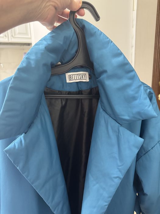 Стильный женский плащь свободного кроя.