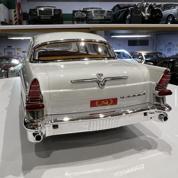 Чайка Газ 13 Model 1:18. Есть чёрный и белый