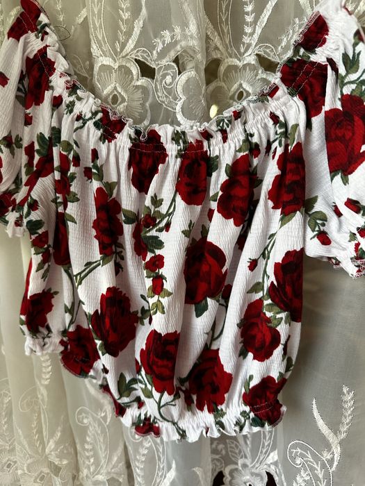 H&M кроп топ с паднали рамене с мотив рози