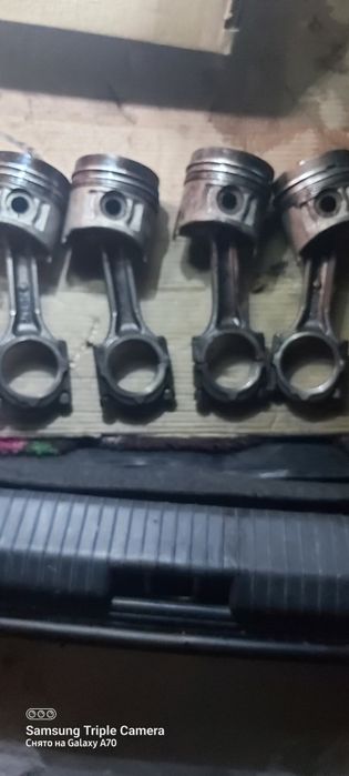 Поршень в сборе с шатуном.