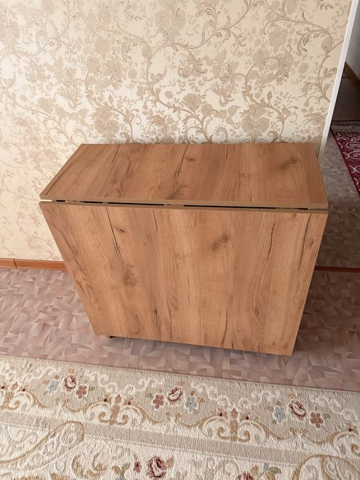 Продаю стол книжку