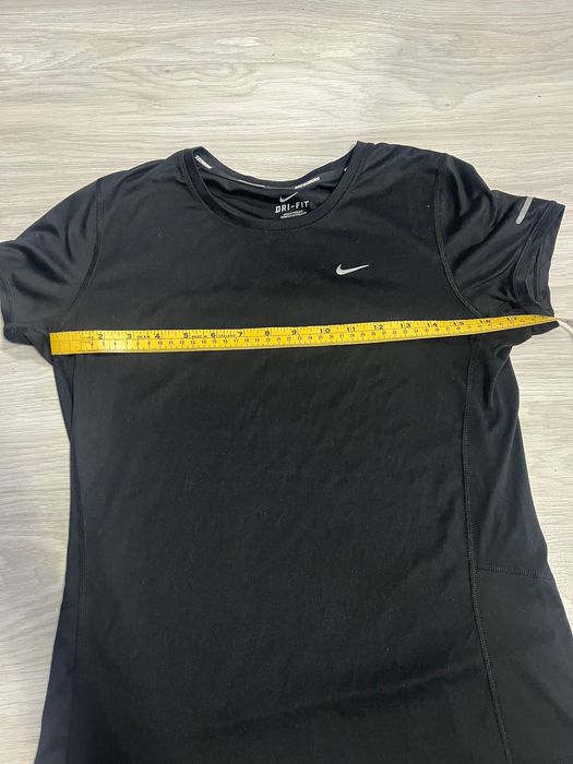 ⸻  3. Оригинална дамска тениска Nike Dri-FIT – Размер M – Отлично състояние