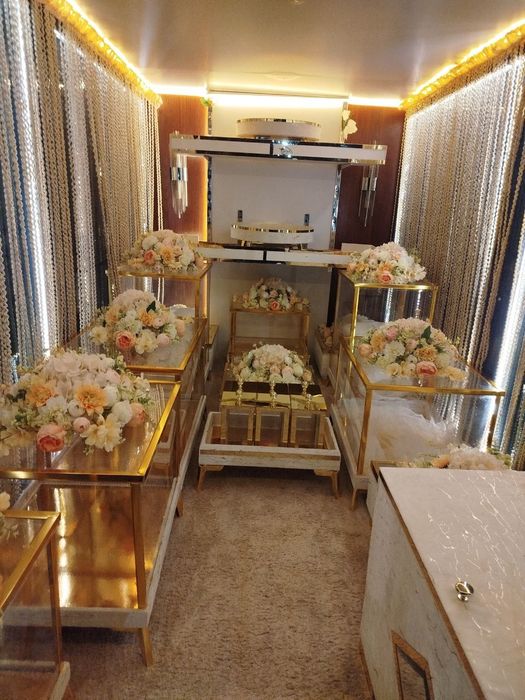 Toy marosimlar uchun Sarpo idishlar va moshinalar.