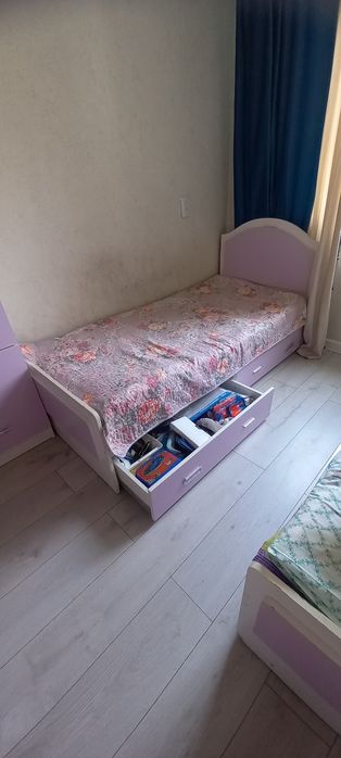 Детская кровать и Шифоньер