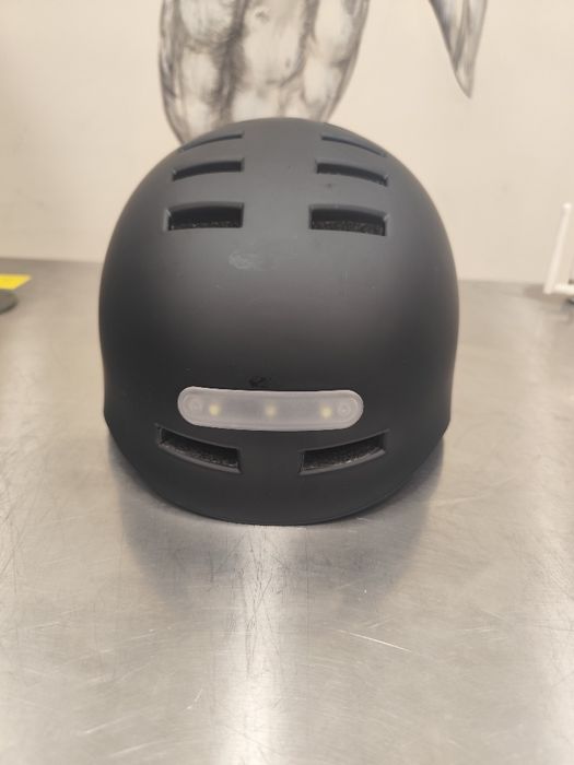Чисто нова каска с LED (предна + задна) – супер лека, зареждане Type-C