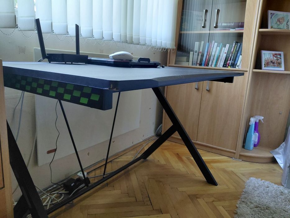 Продавам геймърско бюро.