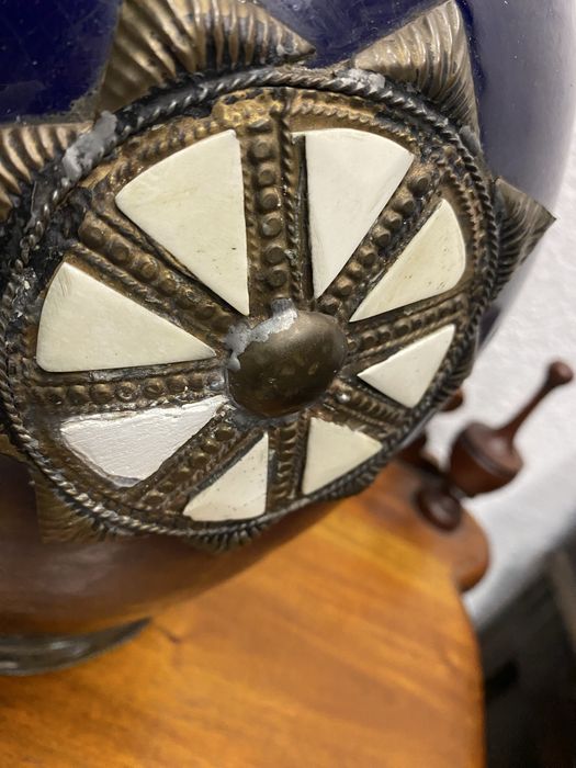 Мароканска синя керамична ваза с месинг и кост, 1930 1950