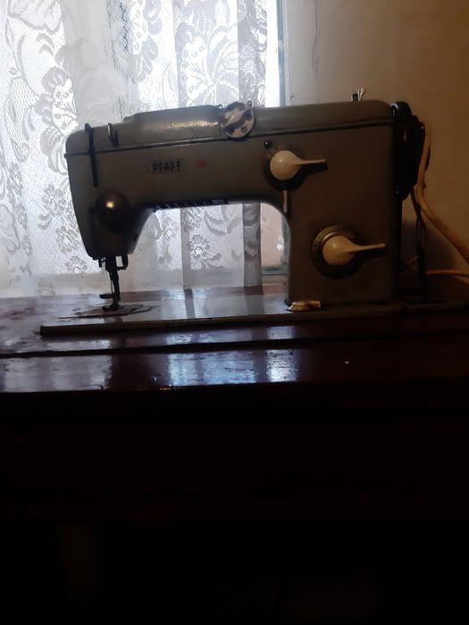 Vand mașinii  de cusut singer si praf pret negociabil in stare de functionare