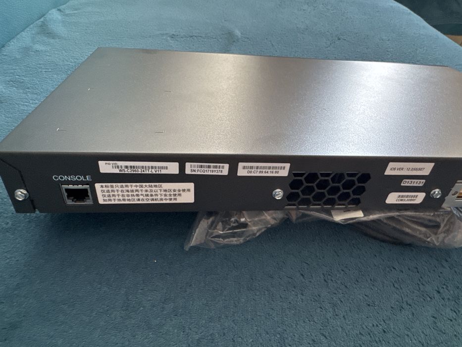 Switch Cisco Catalyst 2960 (cod model exact: WS-C2960-24TT-L).