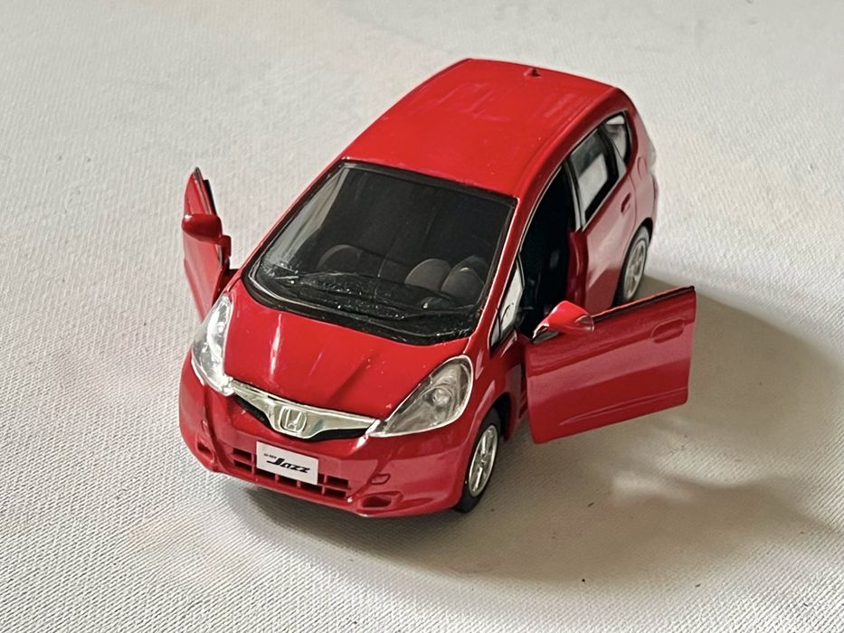 Продается коллекционная красная машина.