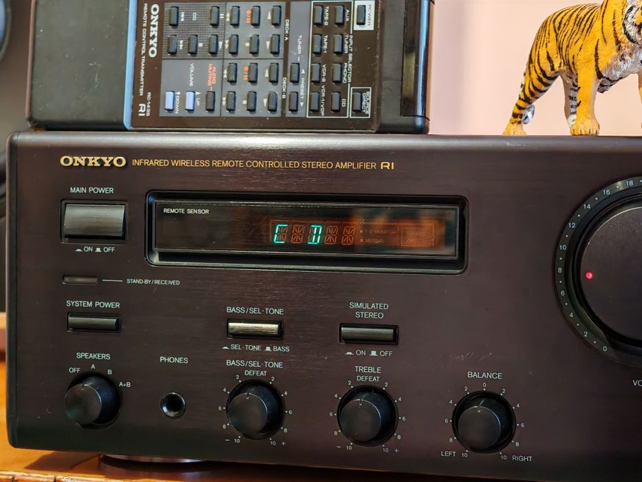 Onkyo A-8840. Amplif. de înaltă clasă. Telecomandă. Preț fix !
