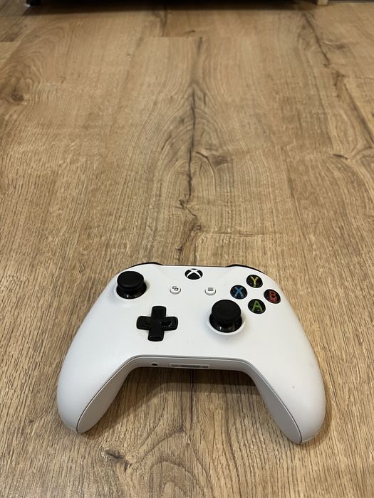 Xbox One S 1TB + Venom станция + Assassin's Creed Odyssey