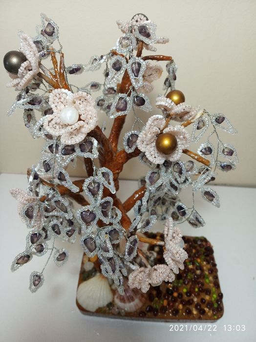 Дерево ручной работы из бисера,камушек и ракушек.Высота 30см.