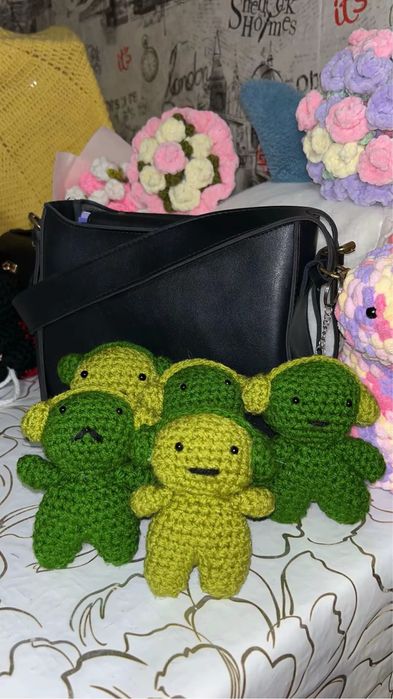 Мягкий вязанный брелок