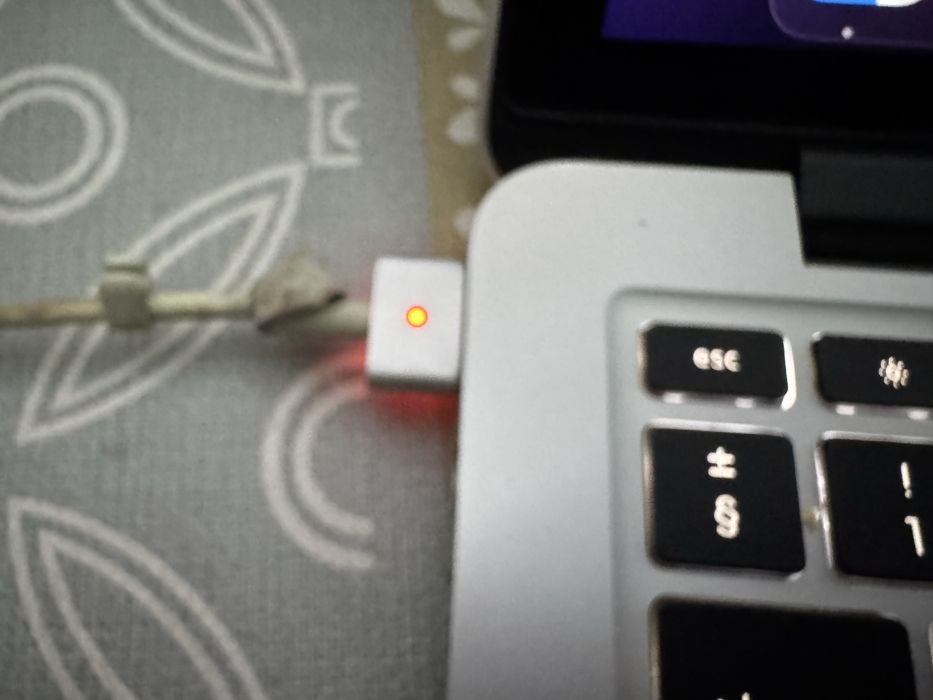 MacBook Pro 13 dyum (2015) + ikkita sumka, gilof va klaviatura himoyas