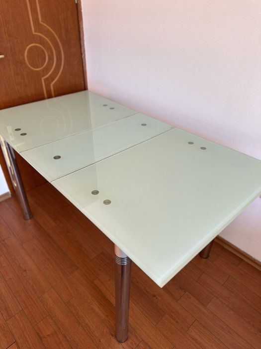 Стъклена трапезна маса