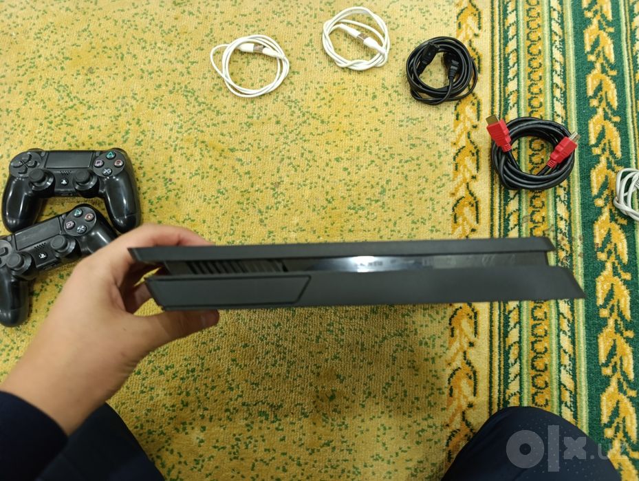 PS 4 slim срочно сотилади