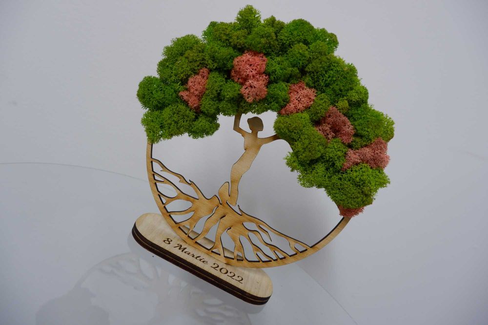 Copac din lemn cu suport, decorat cu licheni stabilizati, Femeie