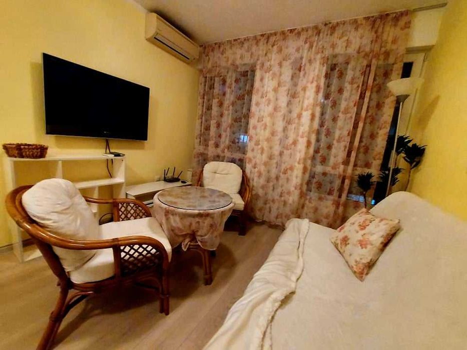 Дава се под наем Двустаен апартамент в Бургас, Лазур - 50 кв.м за 255 € - Снимка #1