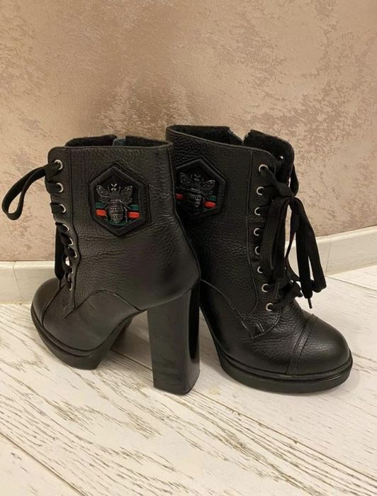 Ghete marimea 39, piele, ca noi