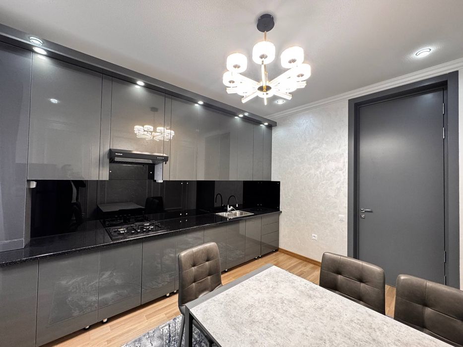 Продаётся 3х комнатная квартира 2 - этаже с лифтом. Вокзал