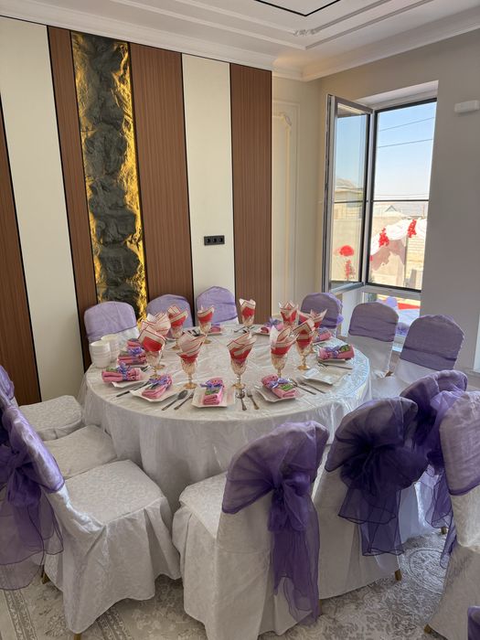 Столы и стулья с посудой