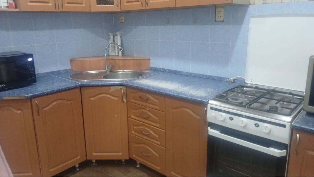 Продам срочно кухонный гарнитур