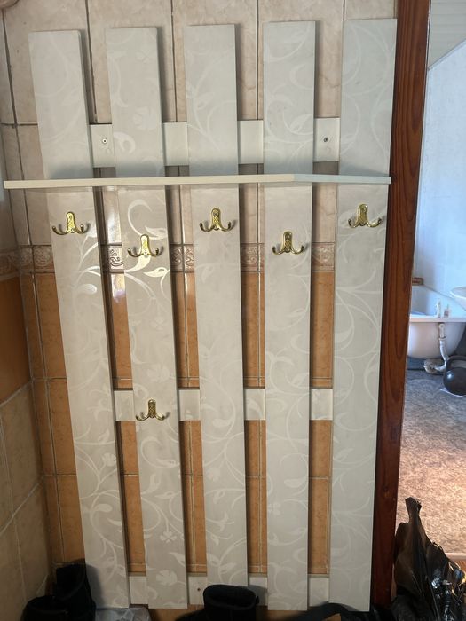 Вешалка белая с золотыми крючками