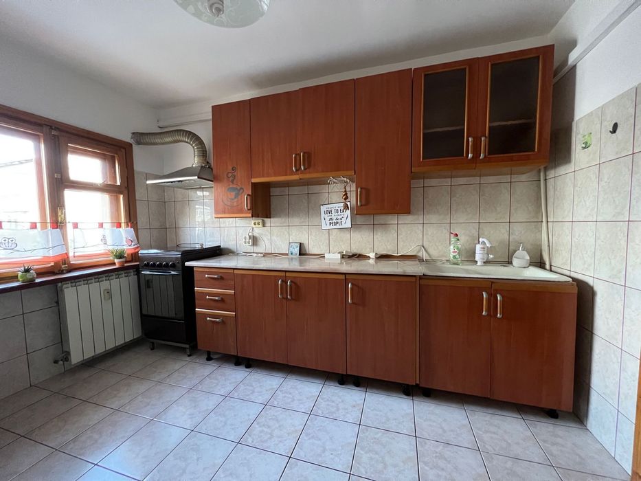 Inchriez apartament 3 camere