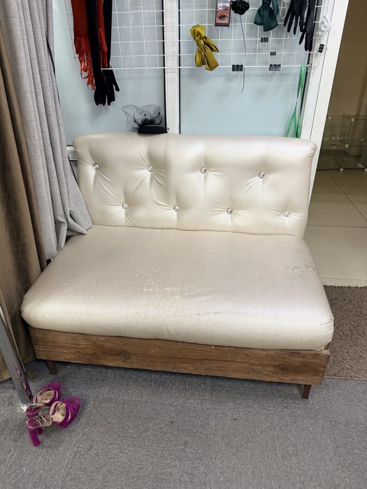 Диван на продажу на салон
