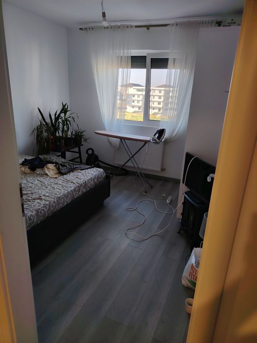 Se vede apartament cu 3 camere, mobilat utilat complet