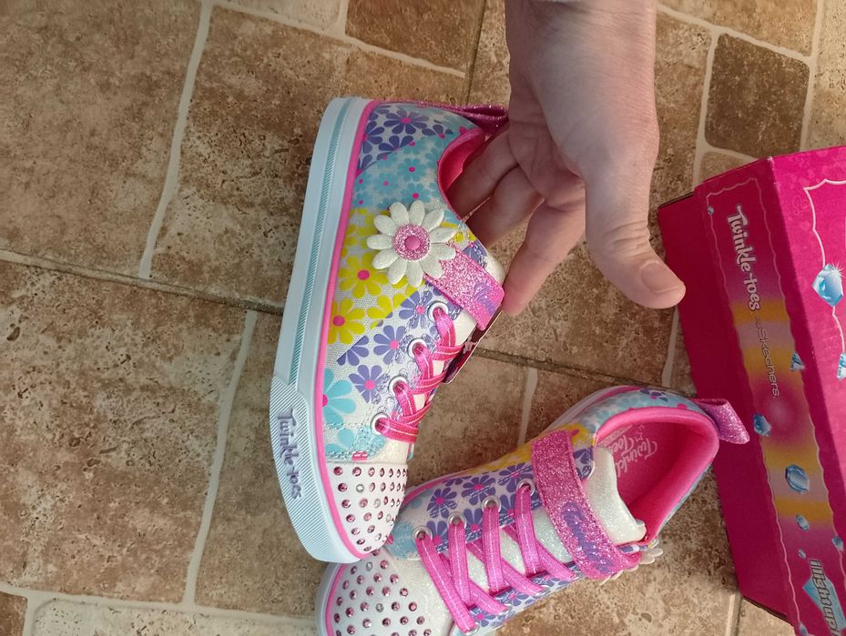 Нови обувки скечърс номер 31