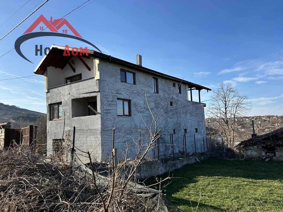 Триетажна масивна къща в село Самоводене