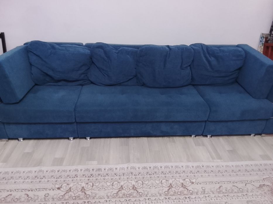 Диван , мебель .