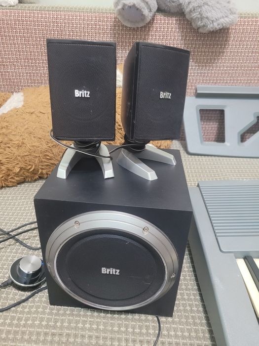 Продаётся синтезатор и колонки