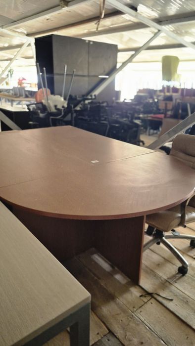 Диваны полосатый, стол журнальный