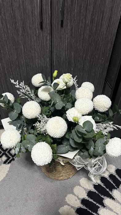 Это букет из белых хризантем сорта Момоко