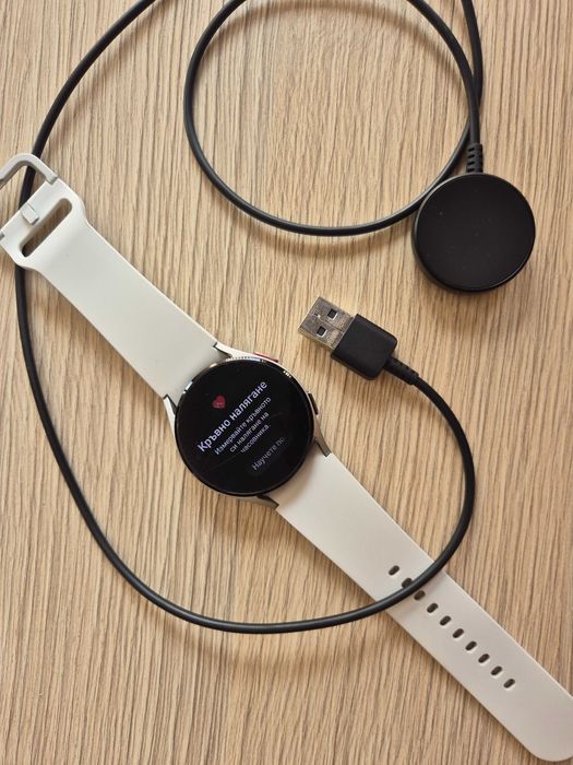 Samsung Galaxy Watch 4 (40mm, Сребрист) с бяла каишка – ЗАБЕЛЕЖКИ по дисплея