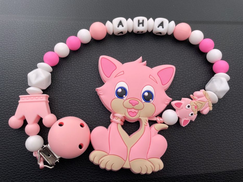 Персонализиран клипс за беберон с безопасен силикон.